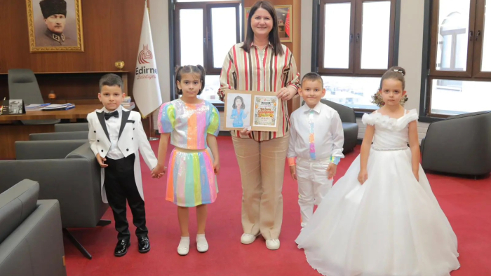 EDİRNE BELEDİYESİ ÇOCUK ETKİNLİK MERKEZİ ÖĞRENCİLERİNDEN RENKLİ YILSONU ŞENLİĞİ